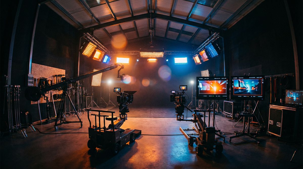 午夜大片影视传媒公司工作室